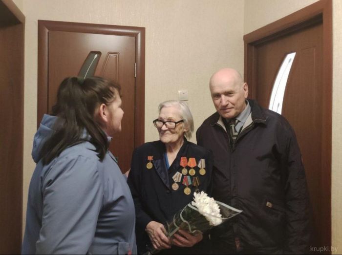 Крупский районный совет ветеранов и ТЦСОН поздравили ветеранов накануне Дня Победы