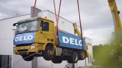 Мировой рекорд: промышленный клей удержал в воздухе 17-тонный грузовик