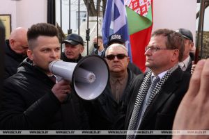 Пикет против надругательства над флагом Беларуси провели возле посольства Германии в Минске