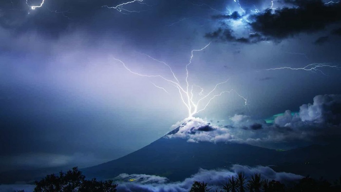 Фотограф снял момент удара молнии в вулкан