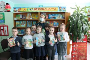 Спасатели провели урок в Крупской детской библиотеке