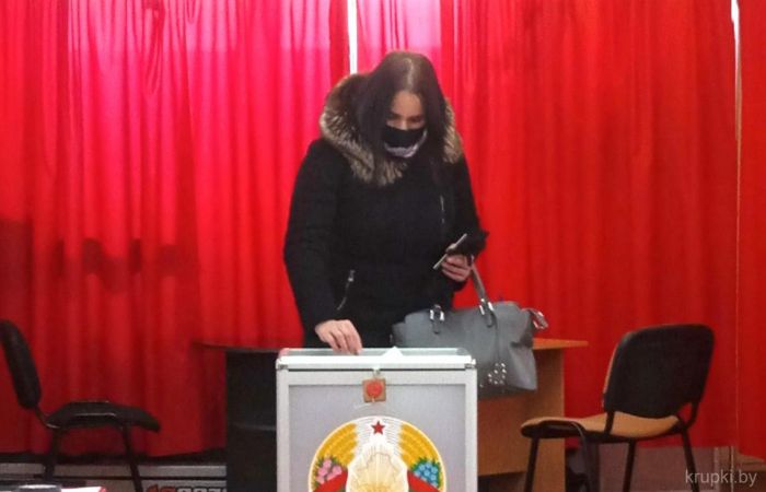 В досрочном голосовании приняла участие член Минской областной комиссии по референдуму Валентина Осадчик