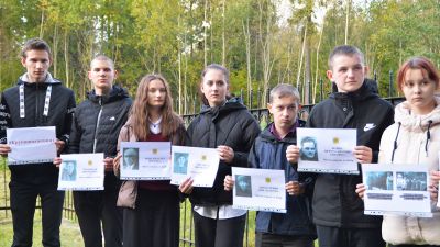 Школьники провели митинг памяти на месте расстрела мирных жители в г.п. Бобр