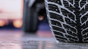 ГАИ рекомендует переобуть машины в зимние шины