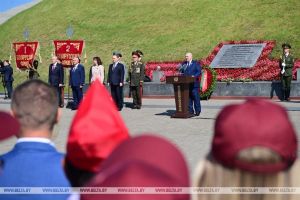 Выступление Александра Лукашенко на церемонии возложения венка и цветов в мемориальном комплексе &quot;Курган Славы&quot;