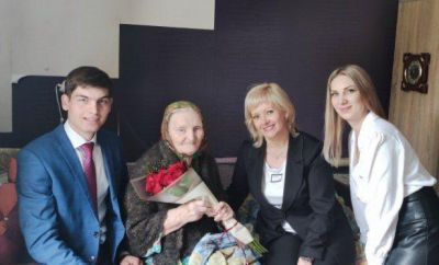 Накануне Дня Победы поздравления и подарки принимала ветеран Надежда Фёдорова