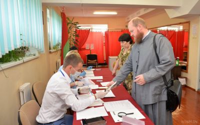 Иоанн Шибеко стал 1200-м избирателей на участке для голосования № 25 в Крупках