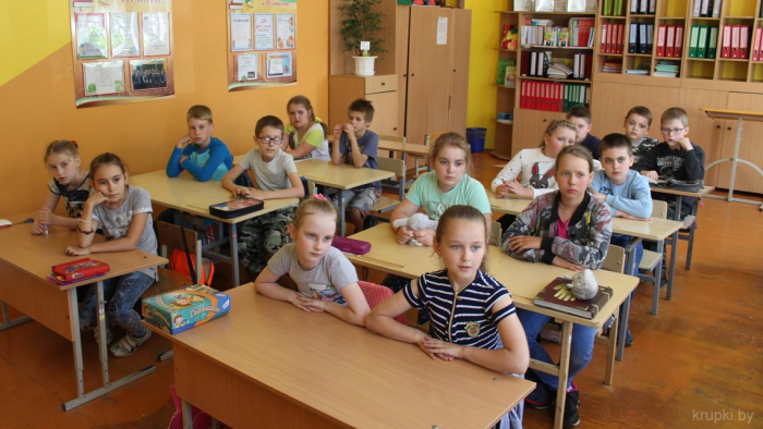 Работники Крупского РОЧС посетили детский лагерь в Крупской районной гимназии