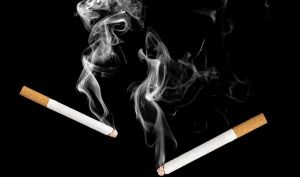 Люди с сигаретой – словно из прошлого века