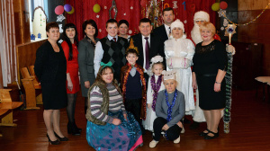 Председатель Крупского райисполкома поздравил с Новым годом ребят из детского приюта в Холопеничах