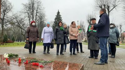 В Крупках возложили цветы к памятнику Владимиру Ильичу Ленину