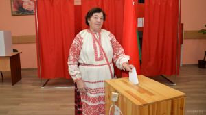 Народный мастер Республики Беларусь Янины Микульчик дала мастер-класс на своем участке для голосования