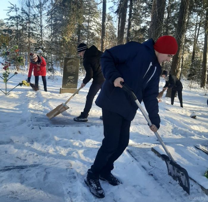 Волонтеры Ухвальской СШ присоединились к снежному челленджу «Уберем снег вместе»