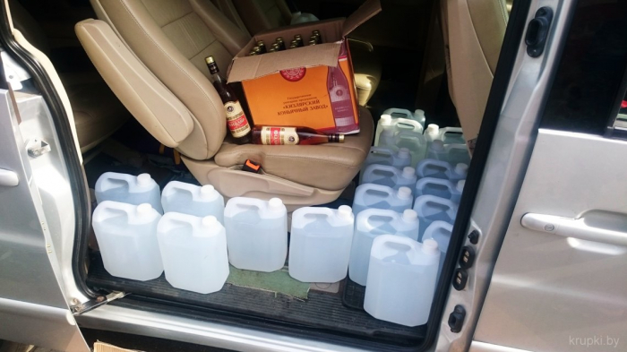 В Крупском районе задержали автомобиль, на котором перевозили более 150 литров спиртосодержащей продукции