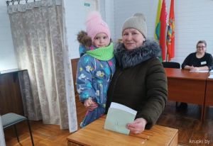 Светлана Батюта пришла на участок для голосования № 14 в Холопеничах вместе с внучкой Миланой