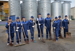 Крупская молодежь помогает хозяйствам района на уборочной