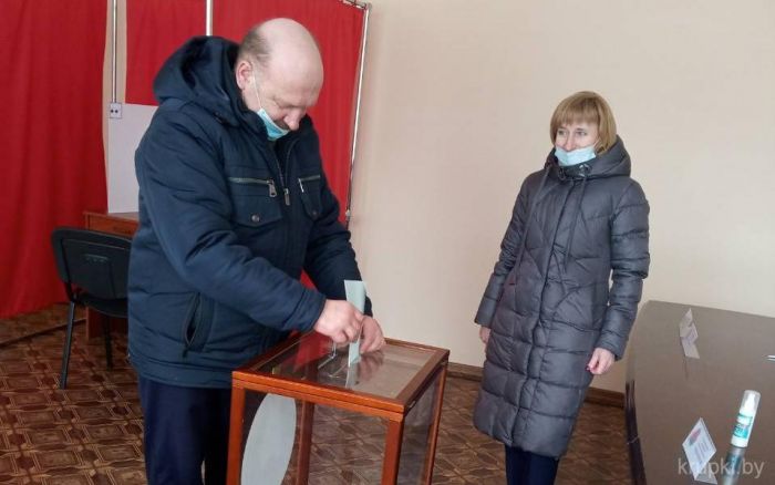 Супружеская пара педагогов проголосовала на участке № 12 в Ухвальском сельисполкоме