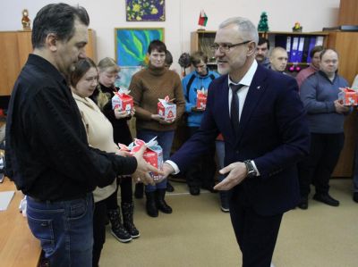 Представители Крупского УМГ вручили подарки воспитанникам ТЦСОН