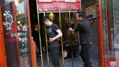В китайском ресторане владелец бесплатно кормит худых посетителей