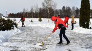 В Крупках стартовал молодежный челлендж «Уберем снег вместе»