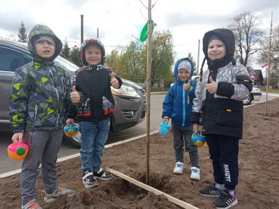 Детсадовцы приняли участие в посадке аллеи в Крупках