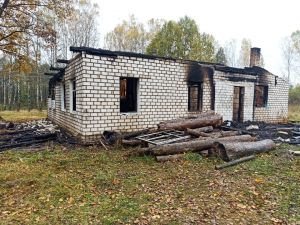 В Старой Слободе Ухвальского сельсовета сгорел нежилой дом