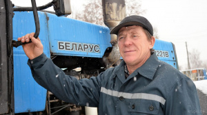 Около 30 лет Петр Зайцев проработал механизатором в Крупском районе