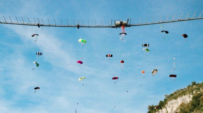 Мировой рекорд в массовом прыжке с моста с парашютом установлен в Сочи