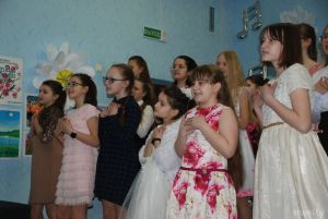 Юные музыканты поздравили крупских женщин с 8 марта (фото)