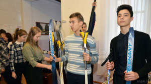 Учащимся средней школы № 1 вручили 14 комплектов лыжного снаряжения