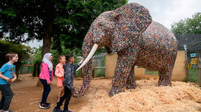Слона в натуральную величину почти из 30 тыс. батареек построили в Лондоне