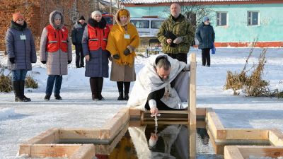 Крещенский Сочельник: Протоиерей Николай Гмир освятил купель на реке Бобр