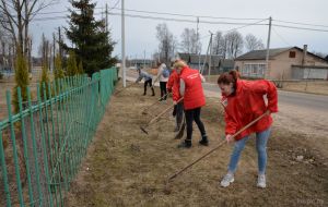 Активисты БРСМ с энтузиазмом приняли участие в акции «Восстановление святынь Беларуси»