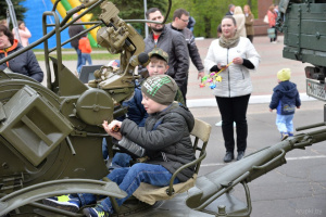 В День Победы на центральной площади города Крупки развернулась выставка военной техники