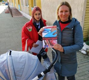 Волонтеры отряда «Доброе сердце» и медики раздавали информационные листовки о вакцинации