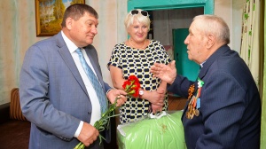 Председатель Крупского райисполкома поздравил ветерана Александра Евсеевича Брусочкина
