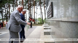 Мясникович и Андрейченко возложили цветы к мемориальному комплексу &quot;Масюковщина&quot; в Минске