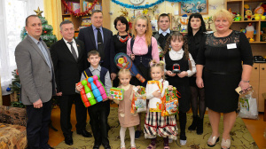 Подарки ребятам из детского приюта в Холопеничах вручили сотрудники подразделения УКГБ по Минску и Минской области