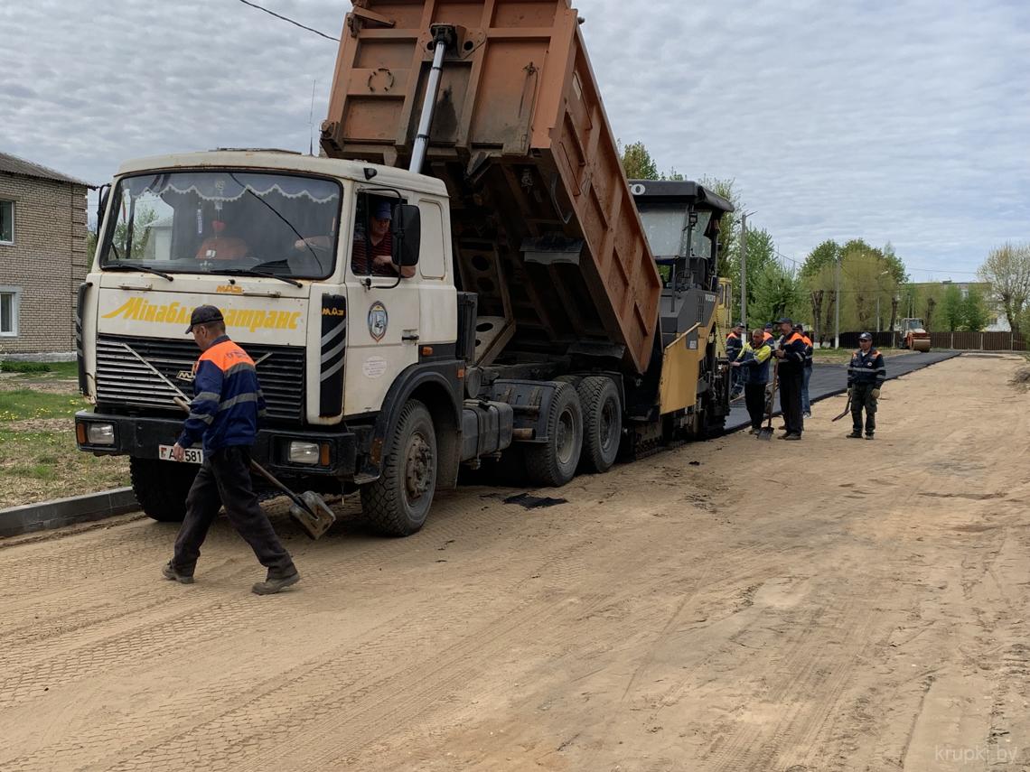 Дорожники ДРСУ № 164 приступили к ремонтным и строительным работам в городе  - Навіны горада Крупкі і Крупскага раёна | Сайт газеты 