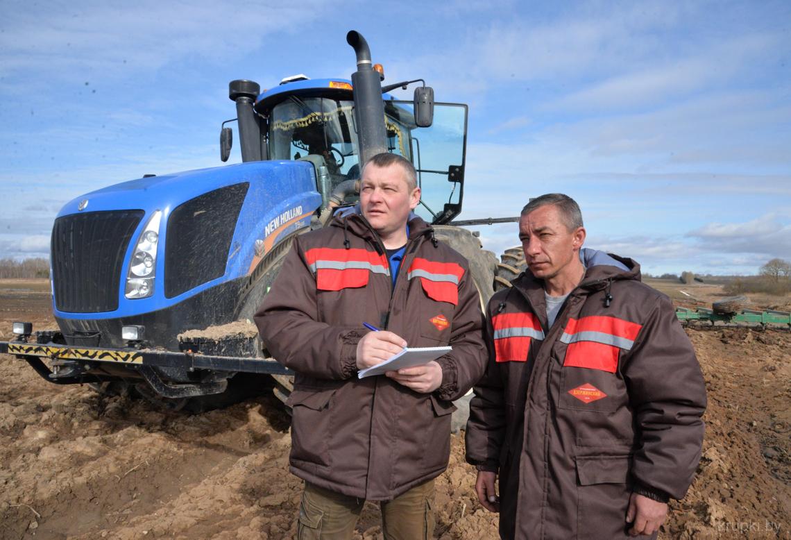 Александр ТУТАЕВ и Владимир ГВОЗДИЛИН – работники опытные. Говорят, что успех в сельском хозяйстве зависит от соблюдения технологий производства и трудовой дисциплины