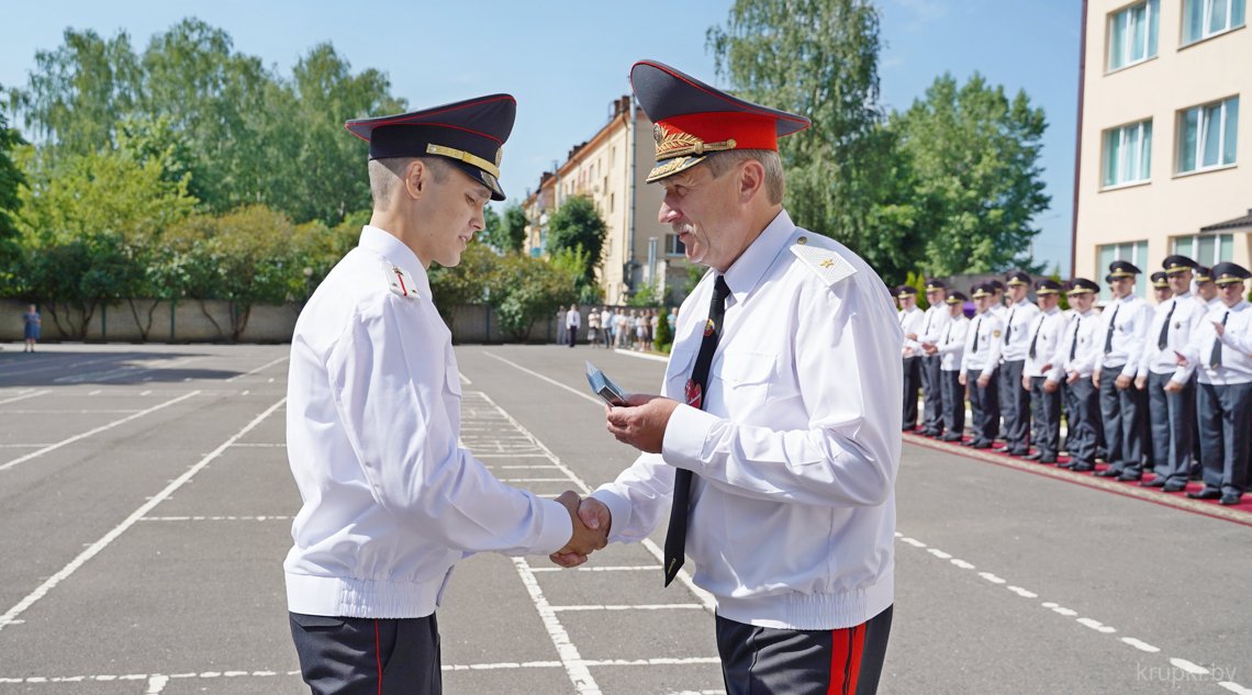 Начальник Могилевского института МВД генерал-майор милиции Валерий ПОЛИЩУК вручает Ивану БЕЛАВСКОМУ нагрудный знак и диплом о высшем образовании.