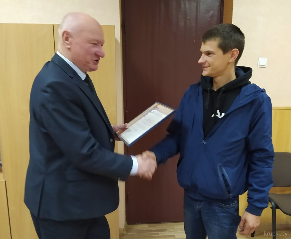 Торжественный момент на Крупском льнозаводе: директор предприятия Василий ХОМИЧ поздравляет Дмитрия ВИННИКА.