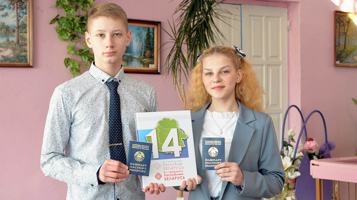 Учащиеся Колосовской и Бобрской средних школ Иван ДУБИНА и Анастасия ИВАНОВА