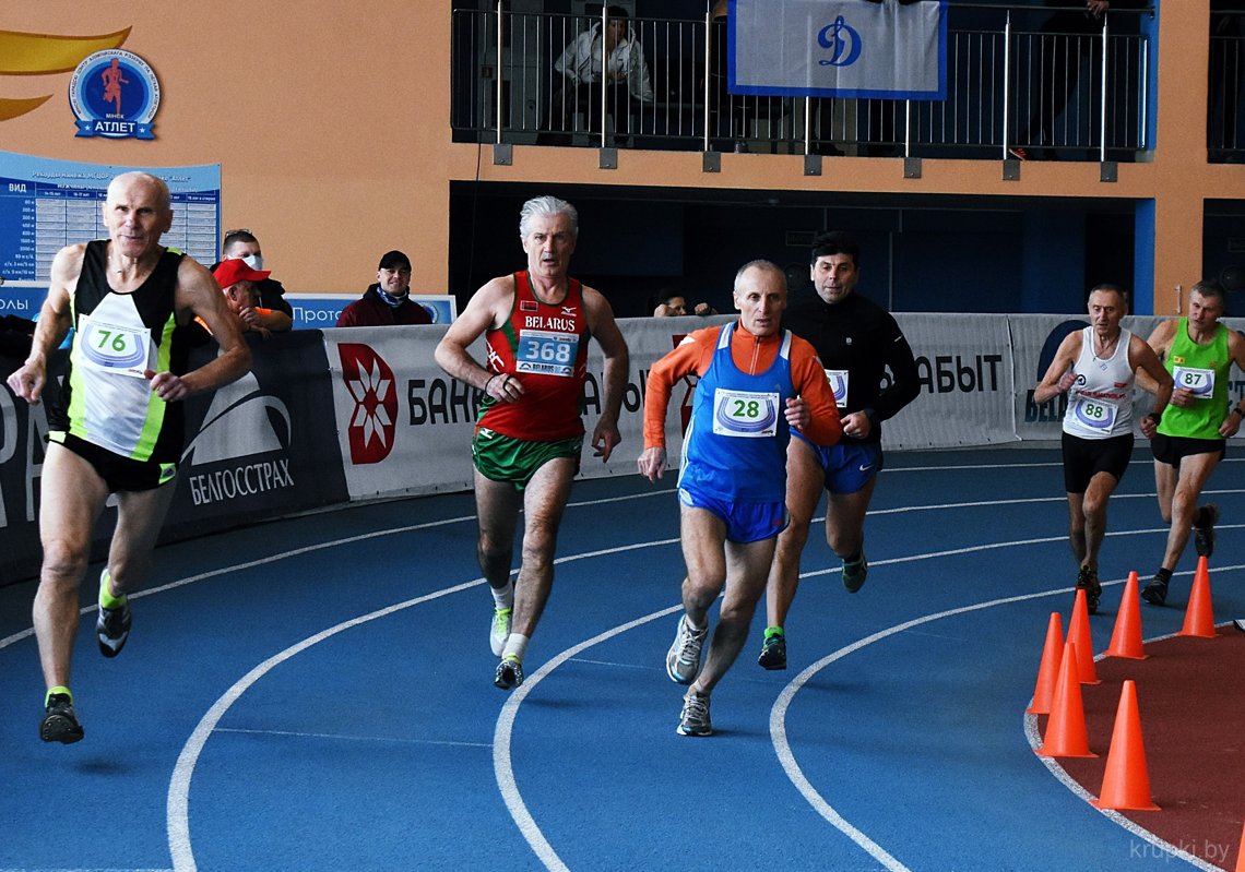 Владимир Воронович (нагрудный номер 368) на дистанции 800 метров