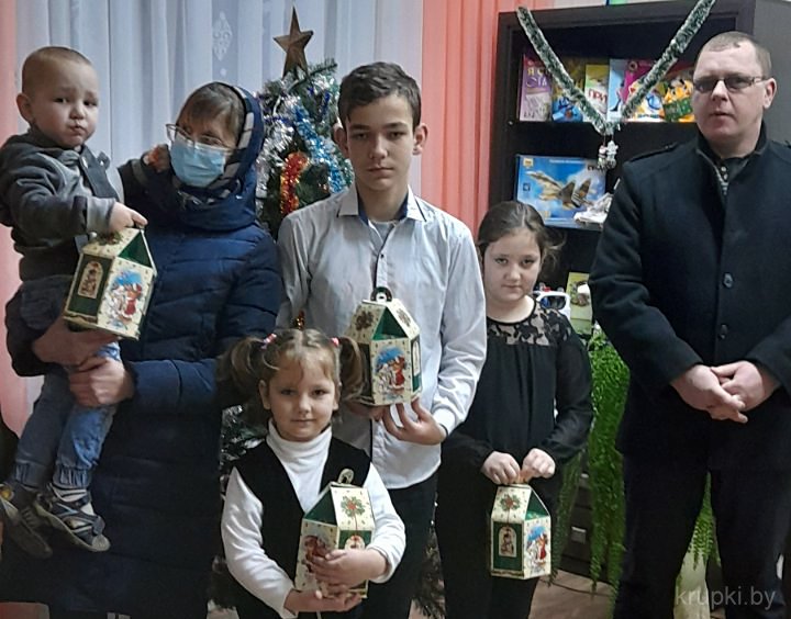Татьяна ХАДЕКО и Александр МЕДВЕДЕВ пришли к ребятам с подарками.
