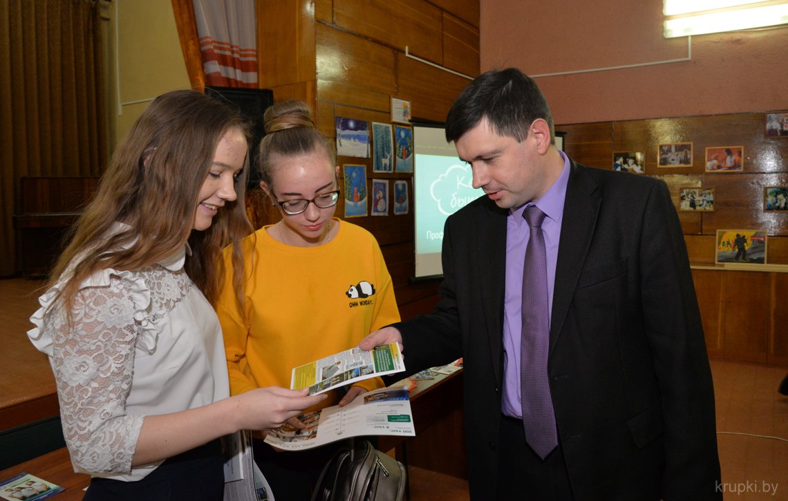 Преподаватель Белорусской государственной сельскохозяйственной академии Андрей ЦВЫР отвечает на вопросы крупских ребят.