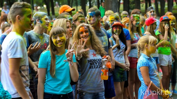 Крупках в городском парке прошел фестиваль молодежных субкультур и красок «ColorFest»