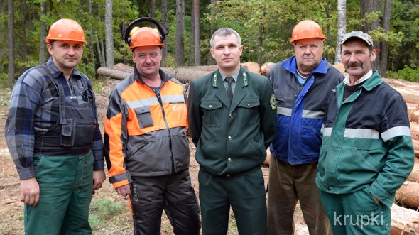 Вальщики леса Крупского лесничества Валерий АНОШКО, Григорий КАРАНЬ, лесничий Андрей МОНИЧ, вальщик леса Валерьян ЯКУБЕНОК, тракторист Александр ПАНКОВЕЦ