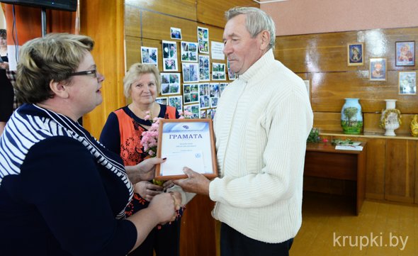 Узнагароду Івану МАЕЎСКАМУ ўручае Лілія ФЕДЗЬКІНА.