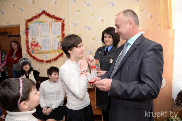 Начальник Крупского РОВД поздравил воспитанников Холопеничского детского приюта